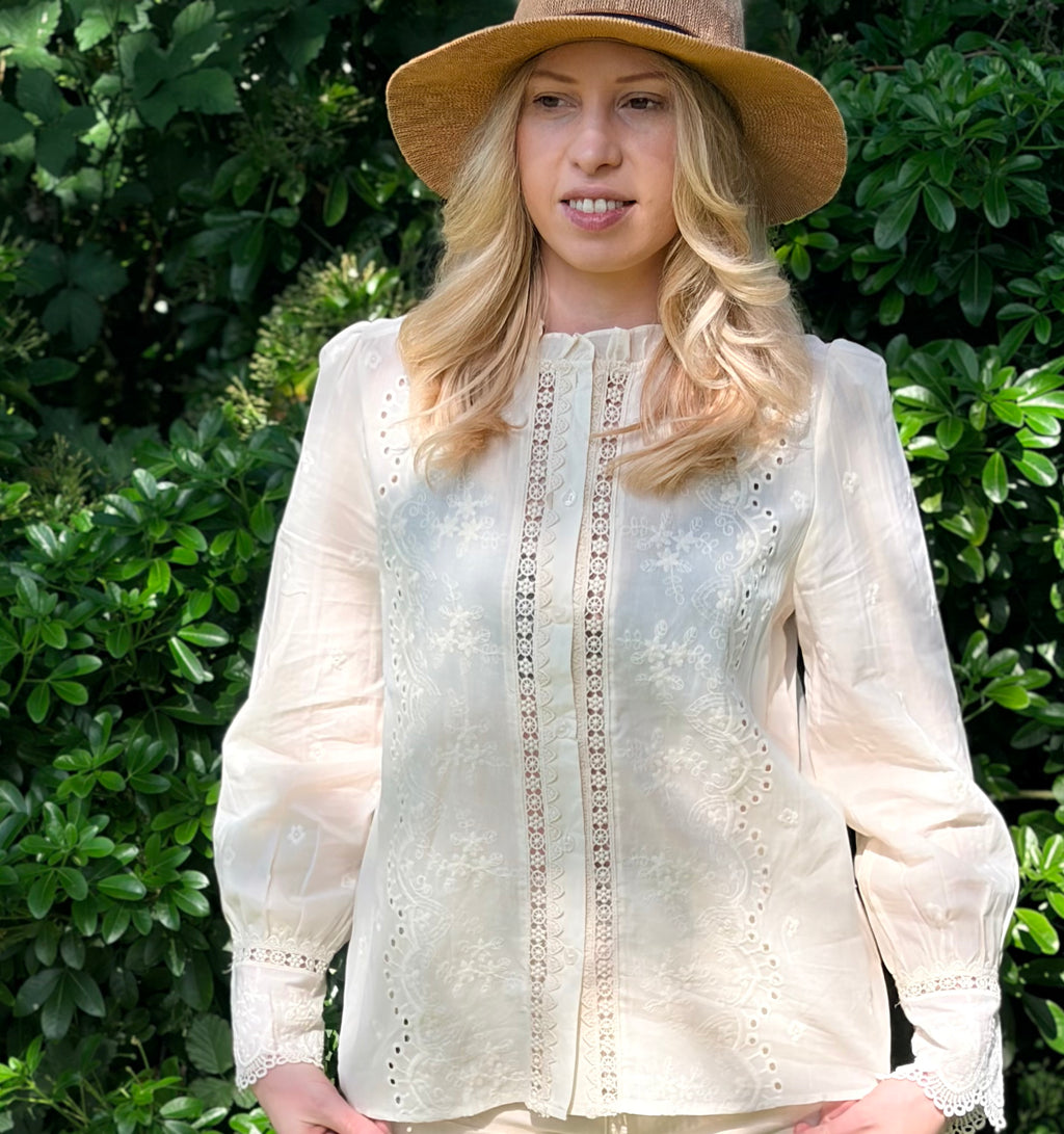 Blouse brodée beige - Carla