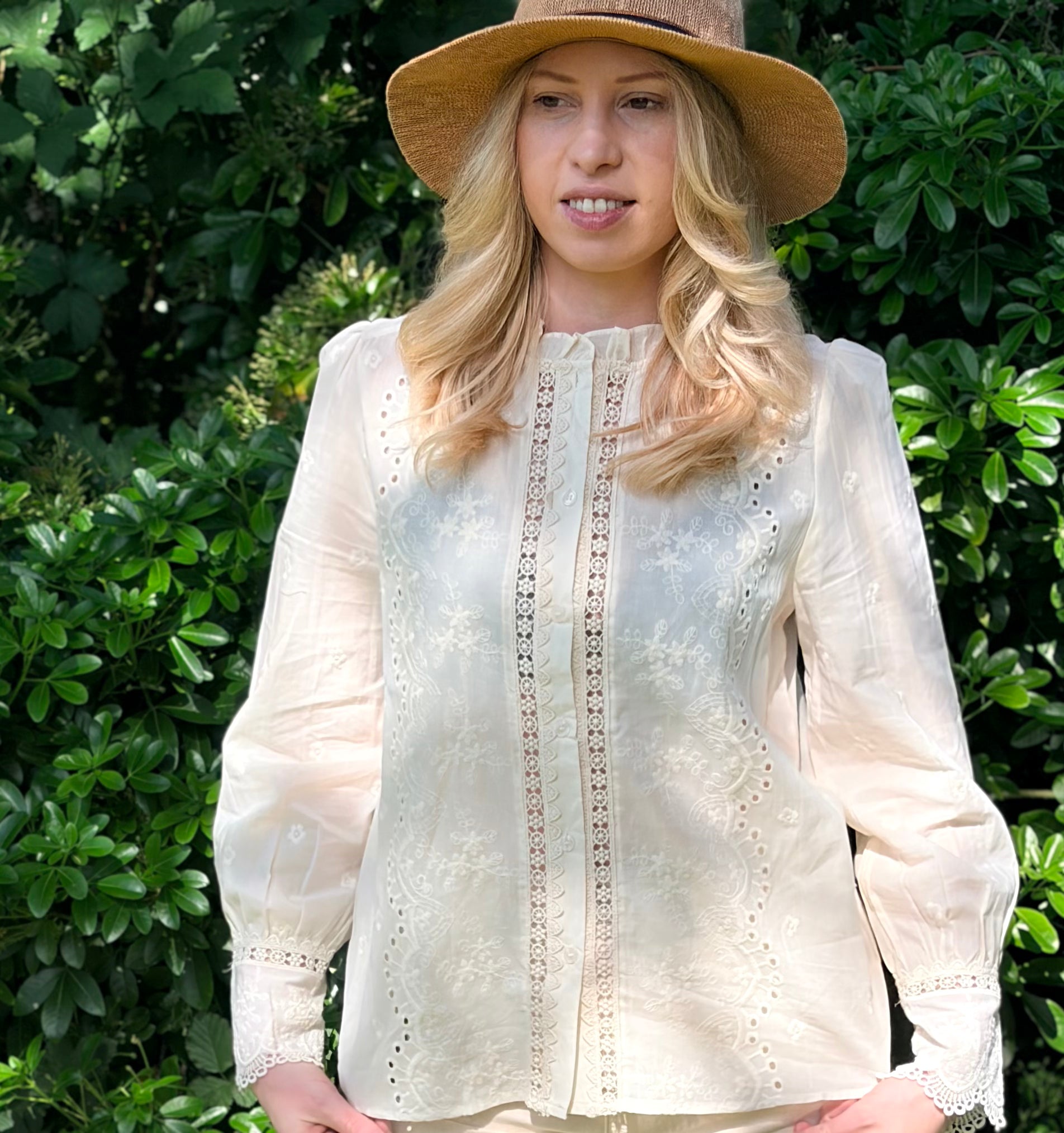 Blouse brodée beige - Carla